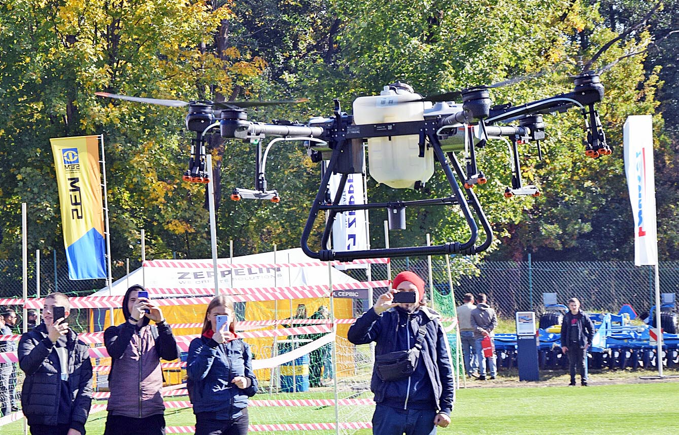 Демонстраційний політ дронів зацікавив учасників Дня поля. Фото автора